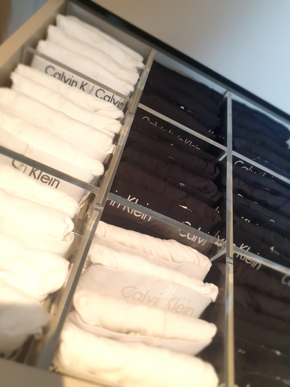 Closet com roupas dobradas e organizadas